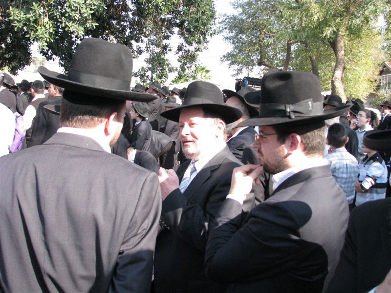בדמעות: אלפים ליוו את הגר"י מאיר לבית החיים