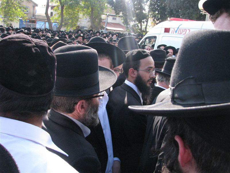 בדמעות: אלפים ליוו את הגר"י מאיר לבית החיים