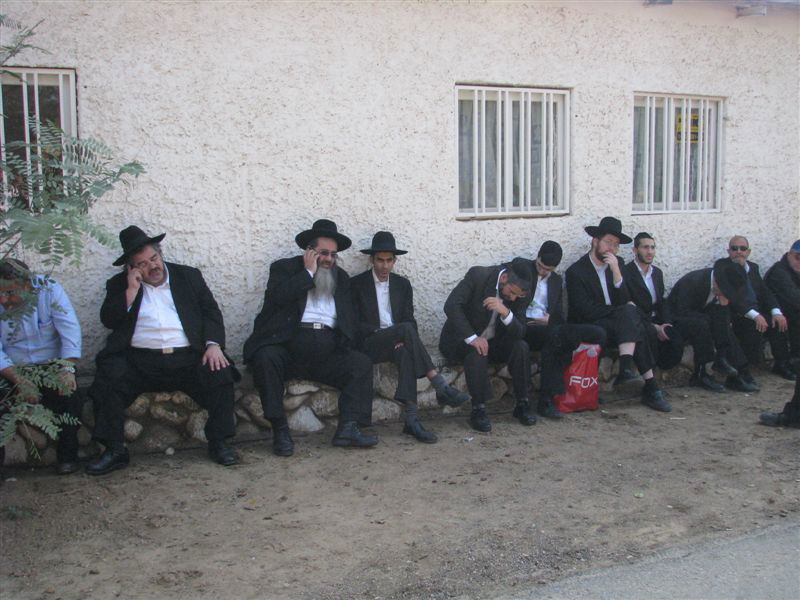 בדמעות: אלפים ליוו את הגר"י מאיר לבית החיים