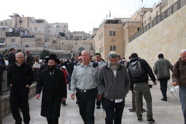 כך פותחים קריירה: הרמטכ"ל הנכנס גלנט הגיע לכותל