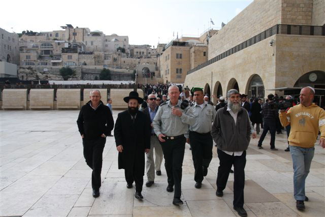 כך פותחים קריירה: הרמטכ"ל הנכנס גלנט הגיע לכותל