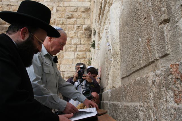 כך פותחים קריירה: הרמטכ"ל הנכנס גלנט הגיע לכותל