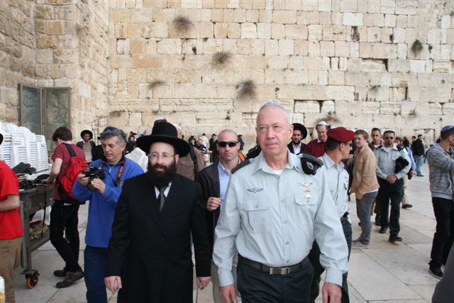 כך פותחים קריירה: הרמטכ"ל הנכנס גלנט הגיע לכותל