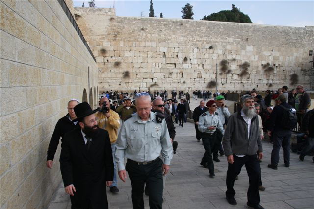 כך פותחים קריירה: הרמטכ"ל הנכנס גלנט הגיע לכותל