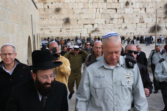 כך פותחים קריירה: הרמטכ"ל הנכנס גלנט הגיע לכותל