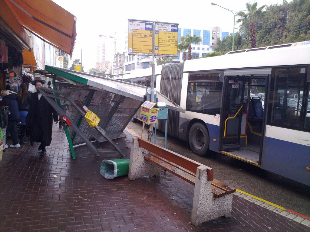 בני-ברק: שני קשישים נפגעו בתאונת אוטובוס