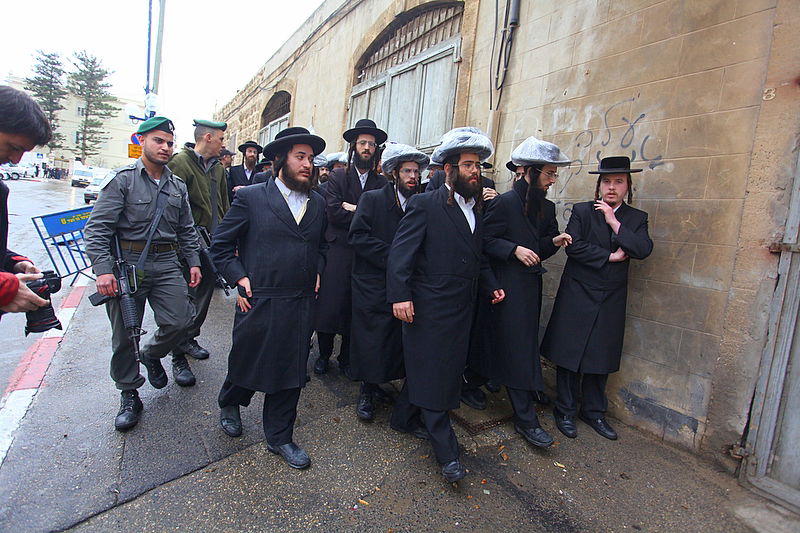 תחת גשם שוטף: מחאה במתחם הקברים של יפו