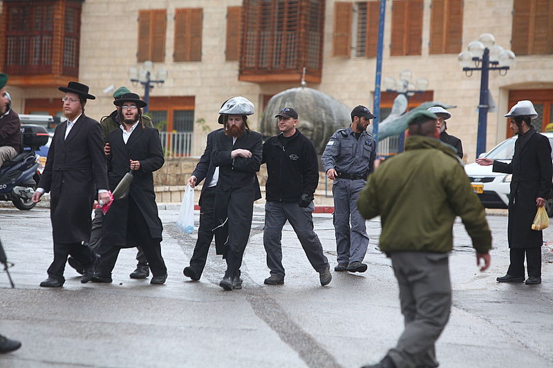 תחת גשם שוטף: מחאה במתחם הקברים של יפו