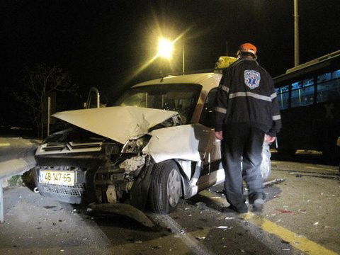 אוטובוס מחץ 3 רכבים, הנהג נפגע קל בלבד