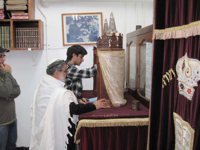 גורם בקהילה היהודית: "מכים אנשים עם סכינים"