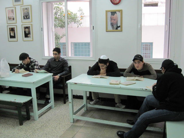 גורם בקהילה היהודית: "מכים אנשים עם סכינים"