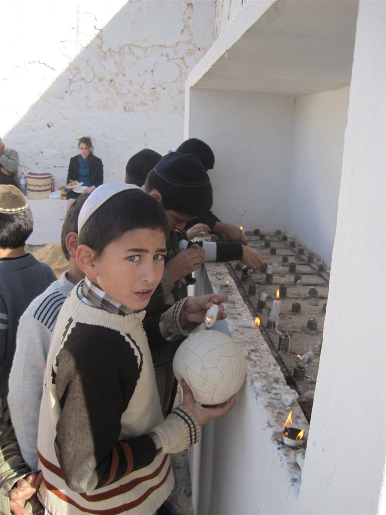 גורם בקהילה היהודית: "מכים אנשים עם סכינים"