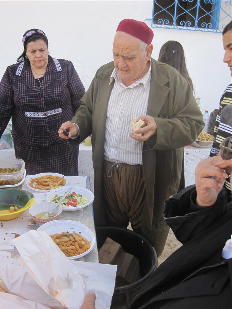 גורם בקהילה היהודית: "מכים אנשים עם סכינים"