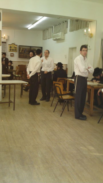 חסידי בעלזא פרצו אל בית כנסת בב"ב; הוגשה תלונה