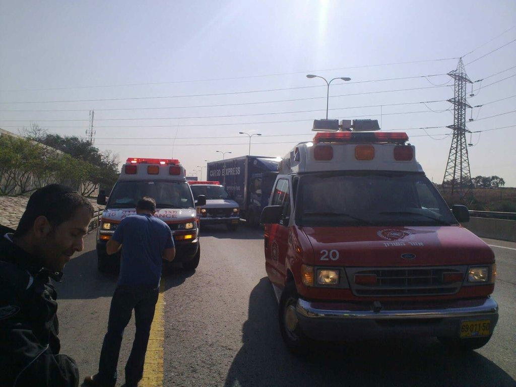 רכב מחץ משאית; נוסעת ניצלה בנס