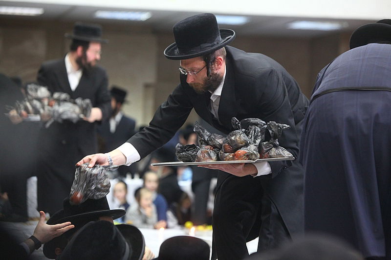 צפו בתיעוד: ט"ו בשבט בחצרות החסידים בבני ברק