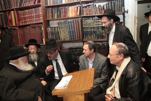 הגר"ח והרבנית חלקו, ראש-העיר גישר