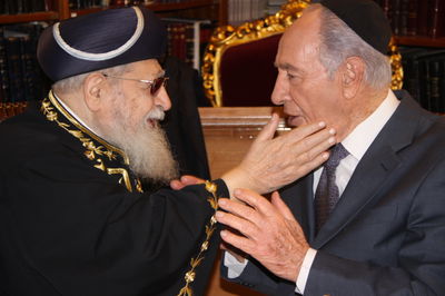 הרב עובדיה יוסף הגיע לנחם את הנשיא פרס