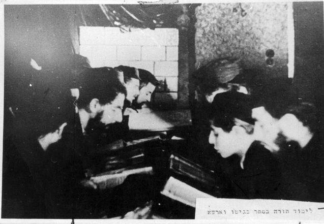 יהודים לומדים תורה בגטו