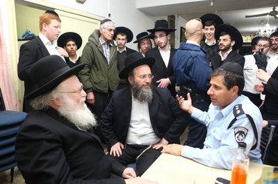 מהומת אלוקים בבני-ברק: המשטרה במבנה המריבה