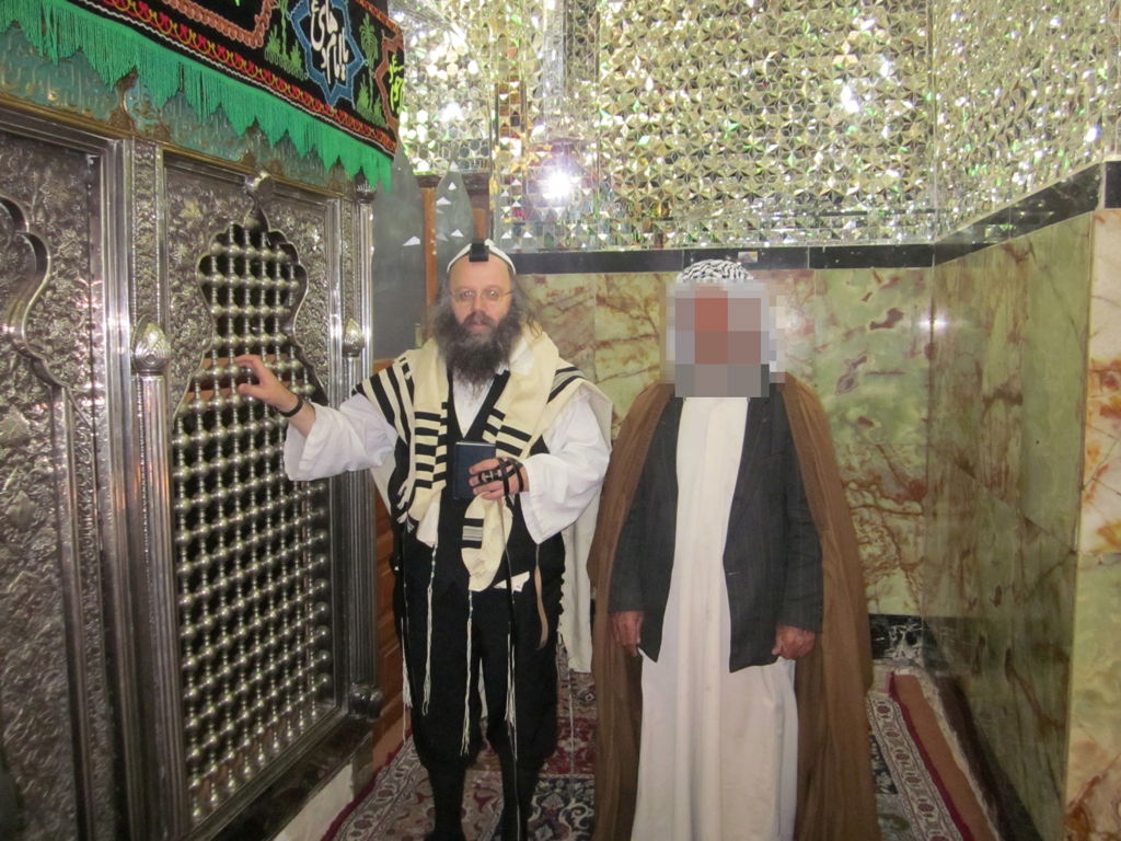 שוש - תפילת שחרית במתחם שמעל קבר דניאל הנביא