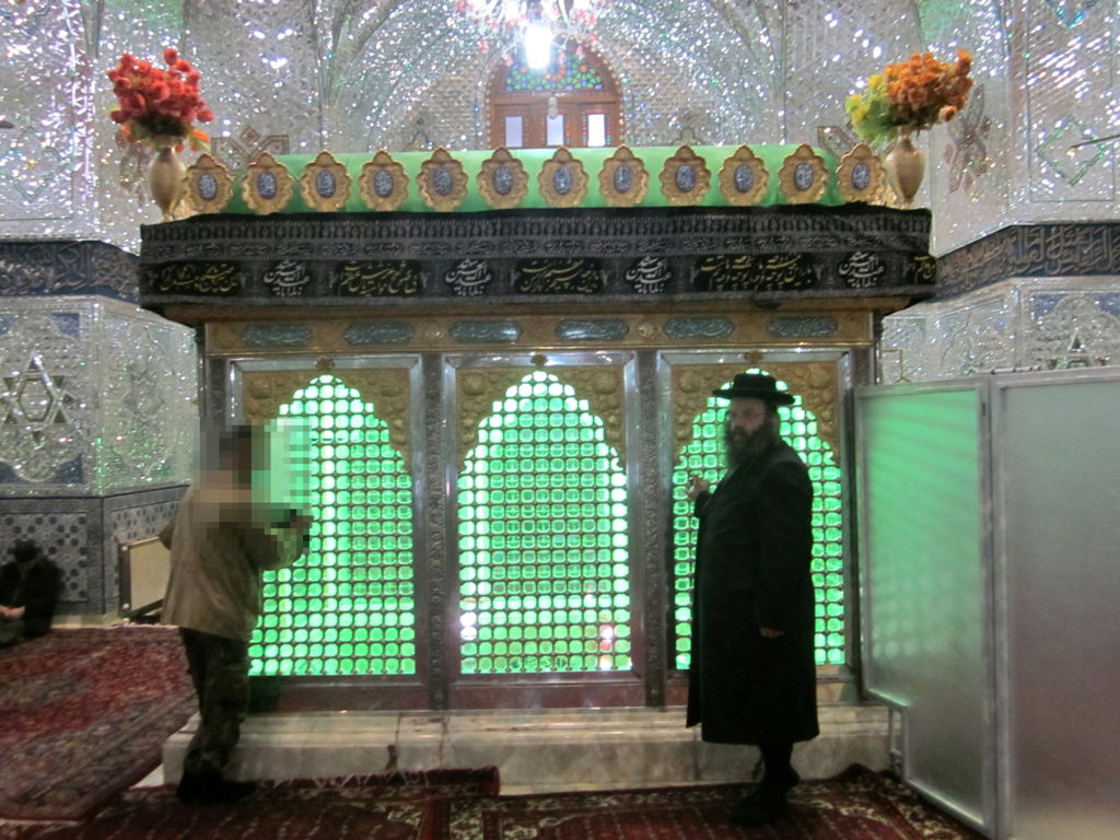 הרב גבאי בתפילה על קברם של חנניה מישאל ועזריה