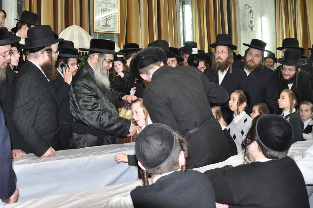 האדמו"ר מסאטמר בבני- ברק: המונים קיבלו את פניו