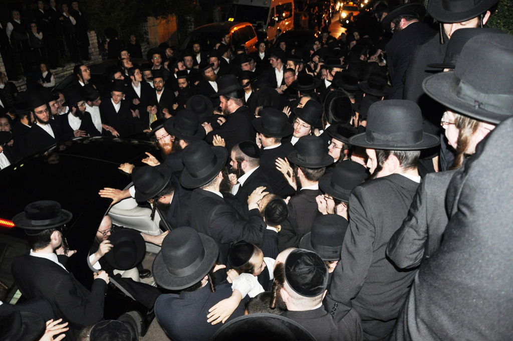 האדמו"ר מסאטמר בבני- ברק: המונים קיבלו את פניו