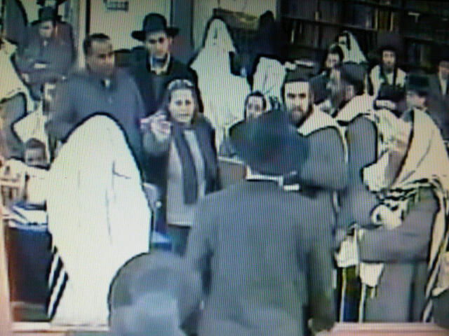 חילול השם: שוטרת נאלצה להפריד בין מתפללים בערד