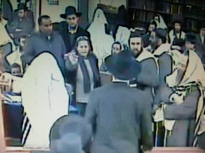 חילול השם: שוטרת נאלצה להפריד בין מתפללים בערד