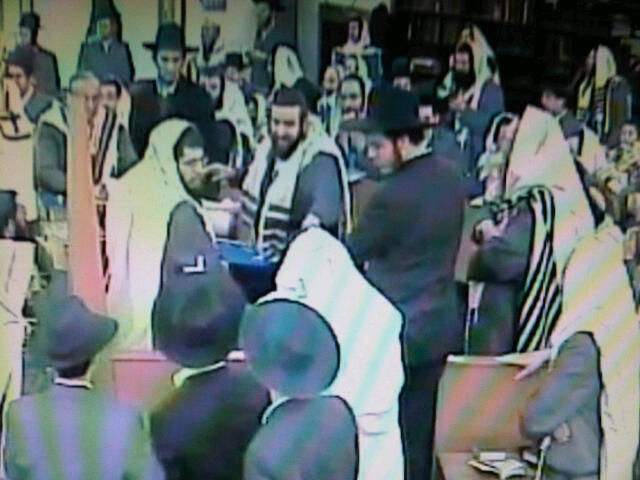 חילול השם: שוטרת נאלצה להפריד בין מתפללים בערד