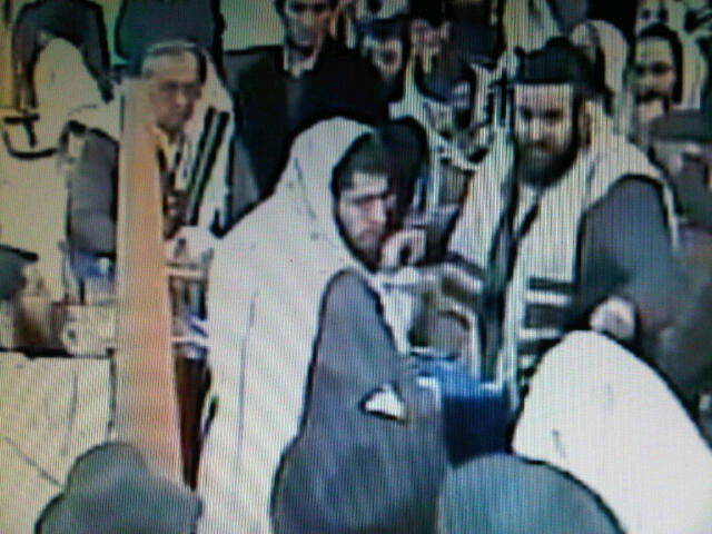 חילול השם: שוטרת נאלצה להפריד בין מתפללים בערד