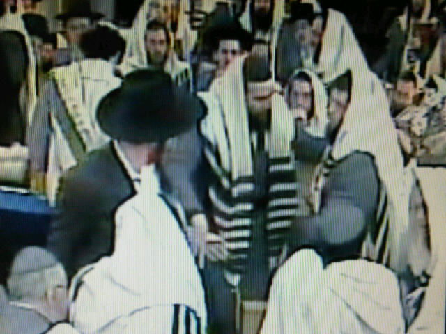 חילול השם: שוטרת נאלצה להפריד בין מתפללים בערד