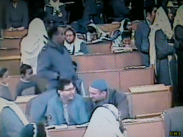 חילול השם: שוטרת נאלצה להפריד בין מתפללים בערד