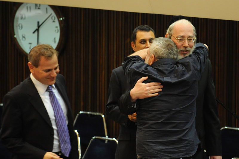 עם חבר-הכנסת אילן גילאון שחיבקו בחום דקות ארוכות