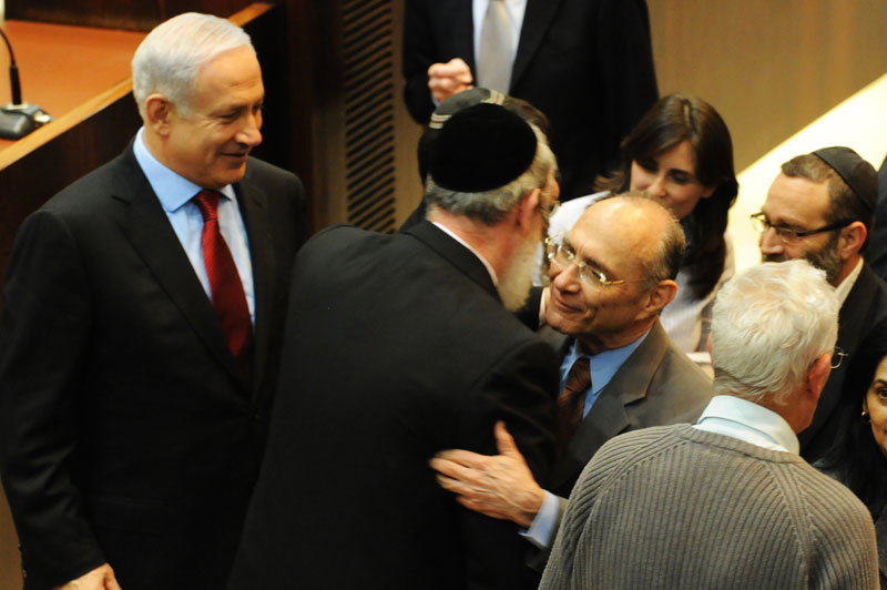בחיבוק חם עם השר עוזי לנדאו, לצד ראש-הממשלה נתניהו