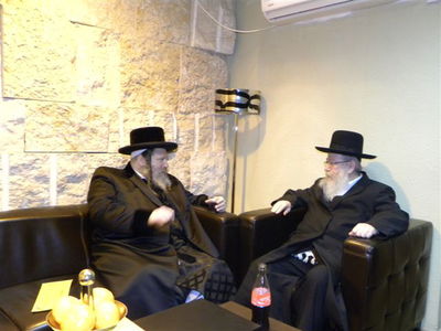 תמונות: האדמו"ר מסקווירא עוזב את ישראל