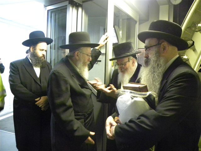 תמונות: האדמו"ר מסקווירא עוזב את ישראל