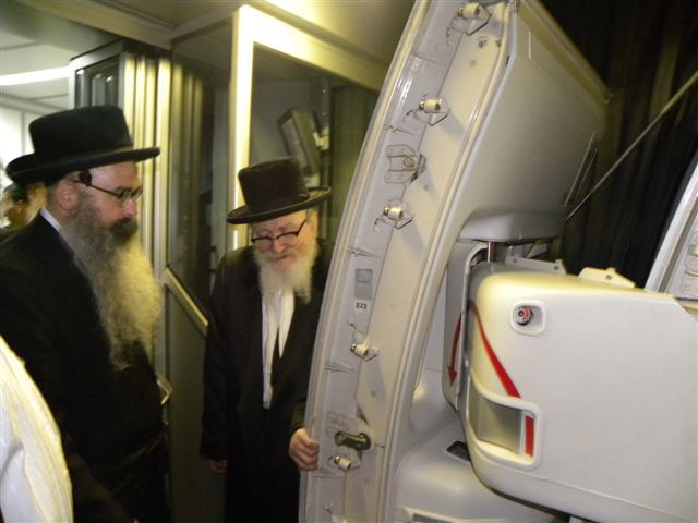 תמונות: האדמו"ר מסקווירא עוזב את ישראל