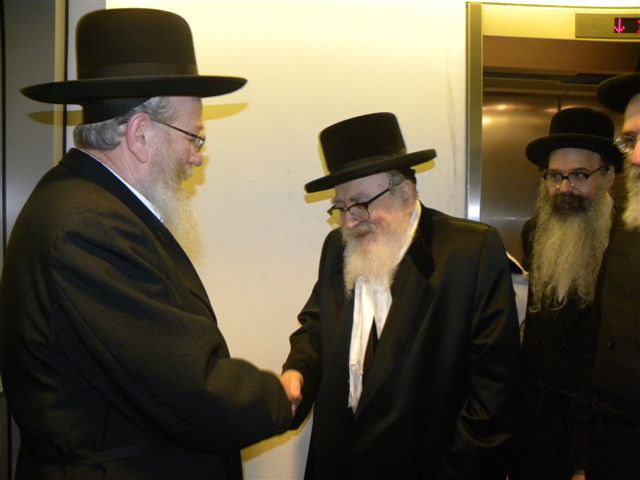 תמונות: האדמו"ר מסקווירא עוזב את ישראל