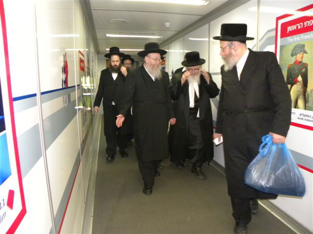תמונות: האדמו"ר מסקווירא עוזב את ישראל