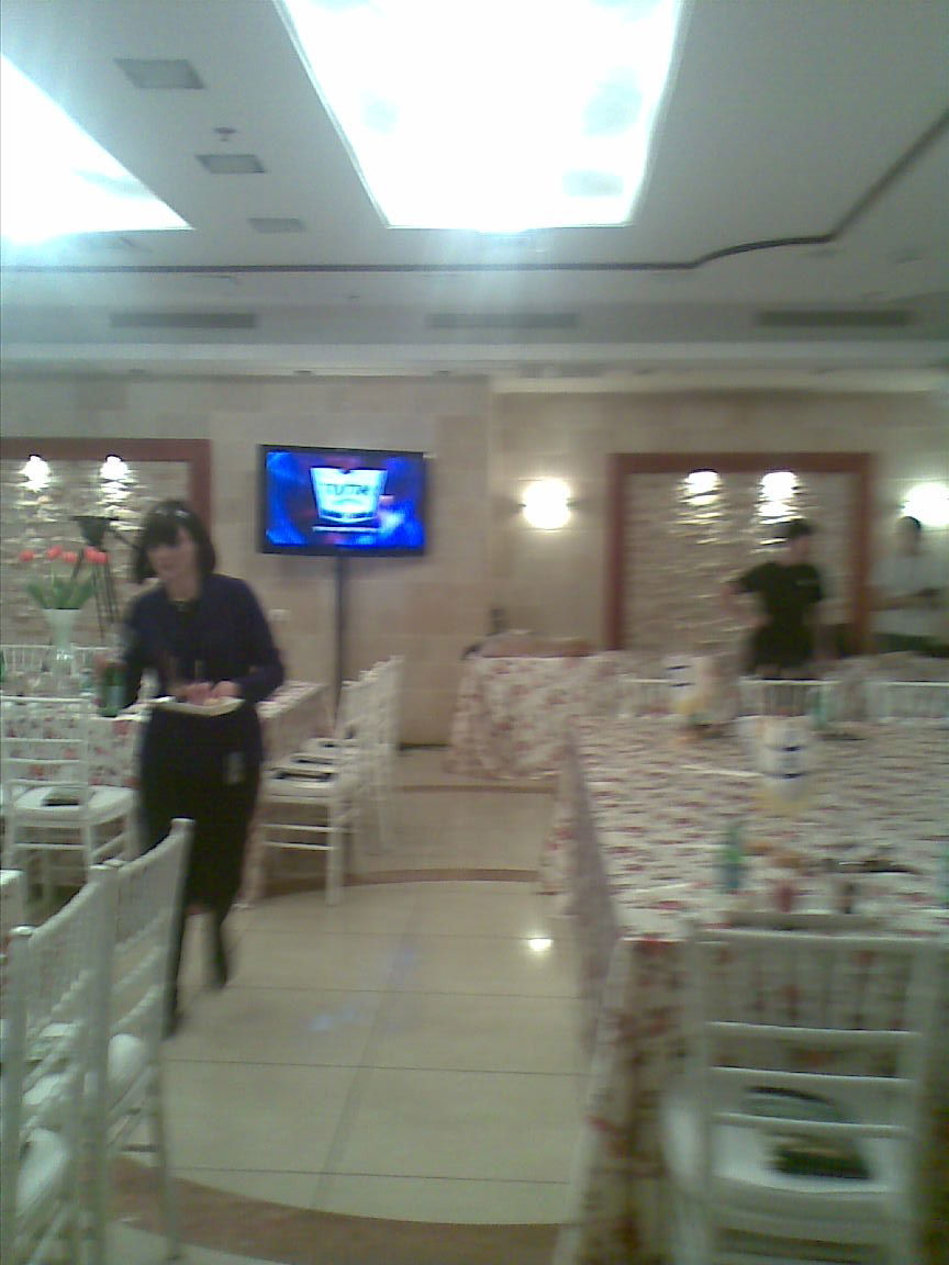 מפנים מנות מהאולם הריק רגע לפני כניסת הנשיא