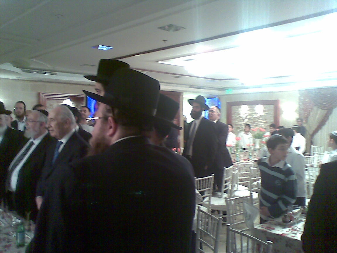 הנשיא נכנס, מאחוריו השולחנות הריקים