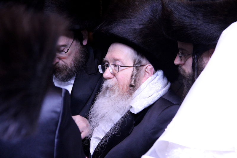 לעיני רבבות חסידים: כ"ק האדמו"ר מויז´ניץ בחופה