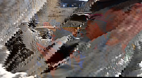 נושאים תפילה: אשכנזי וגנץ הטמינו פתק בכותל המערבי