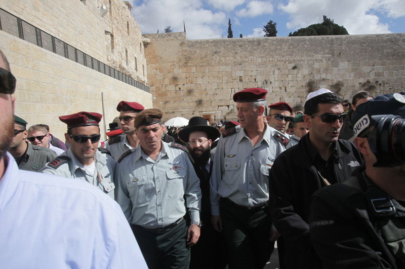 נושאים תפילה: אשכנזי וגנץ הטמינו פתק בכותל המערבי