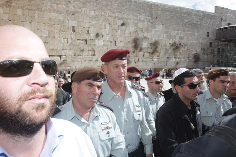 נושאים תפילה: אשכנזי וגנץ הטמינו פתק בכותל המערבי