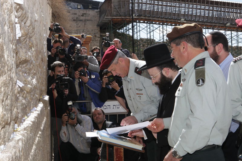 נושאים תפילה: אשכנזי וגנץ הטמינו פתק בכותל המערבי