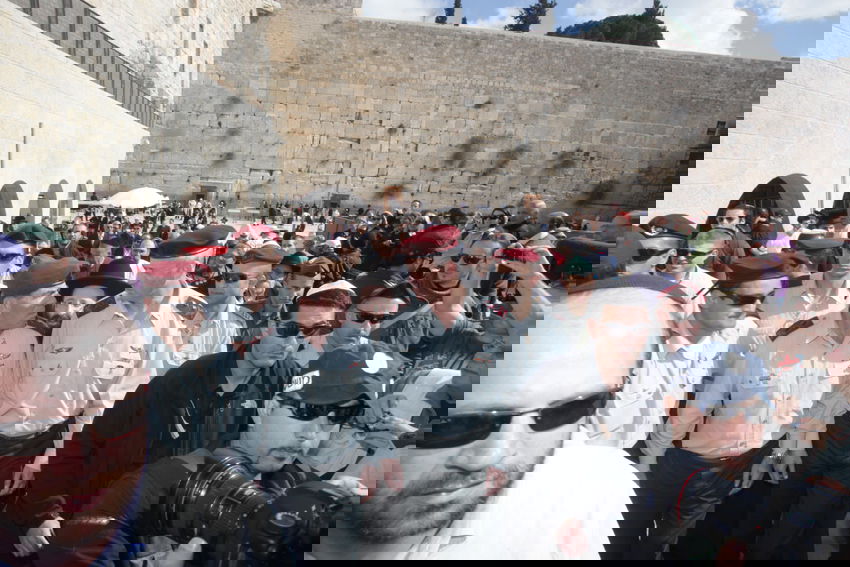 נושאים תפילה: אשכנזי וגנץ הטמינו פתק בכותל המערבי