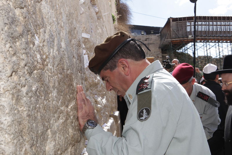 נושאים תפילה: אשכנזי וגנץ הטמינו פתק בכותל המערבי